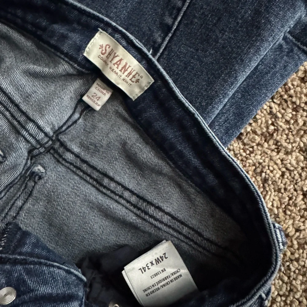 Hardly worn in Good condition
Shyanne jeans
Size 24 inseam 34 - Picture 2 of 2